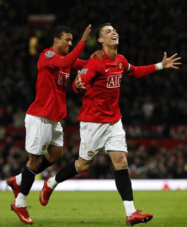 Nani: Ronaldo là một máy &