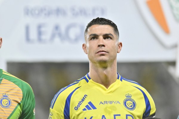 Sakha: Ronaldo nên kiếm 1 tỷ e
